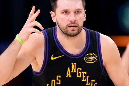 华体会官方网站-42分5板12助0失误！东契奇一战刷爆多项NBA纪录，三分王有悬念了